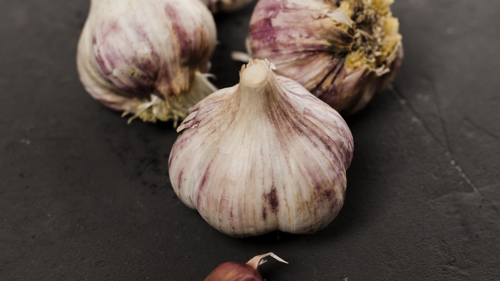 Cabezas de ajo en primer plano antes de asar