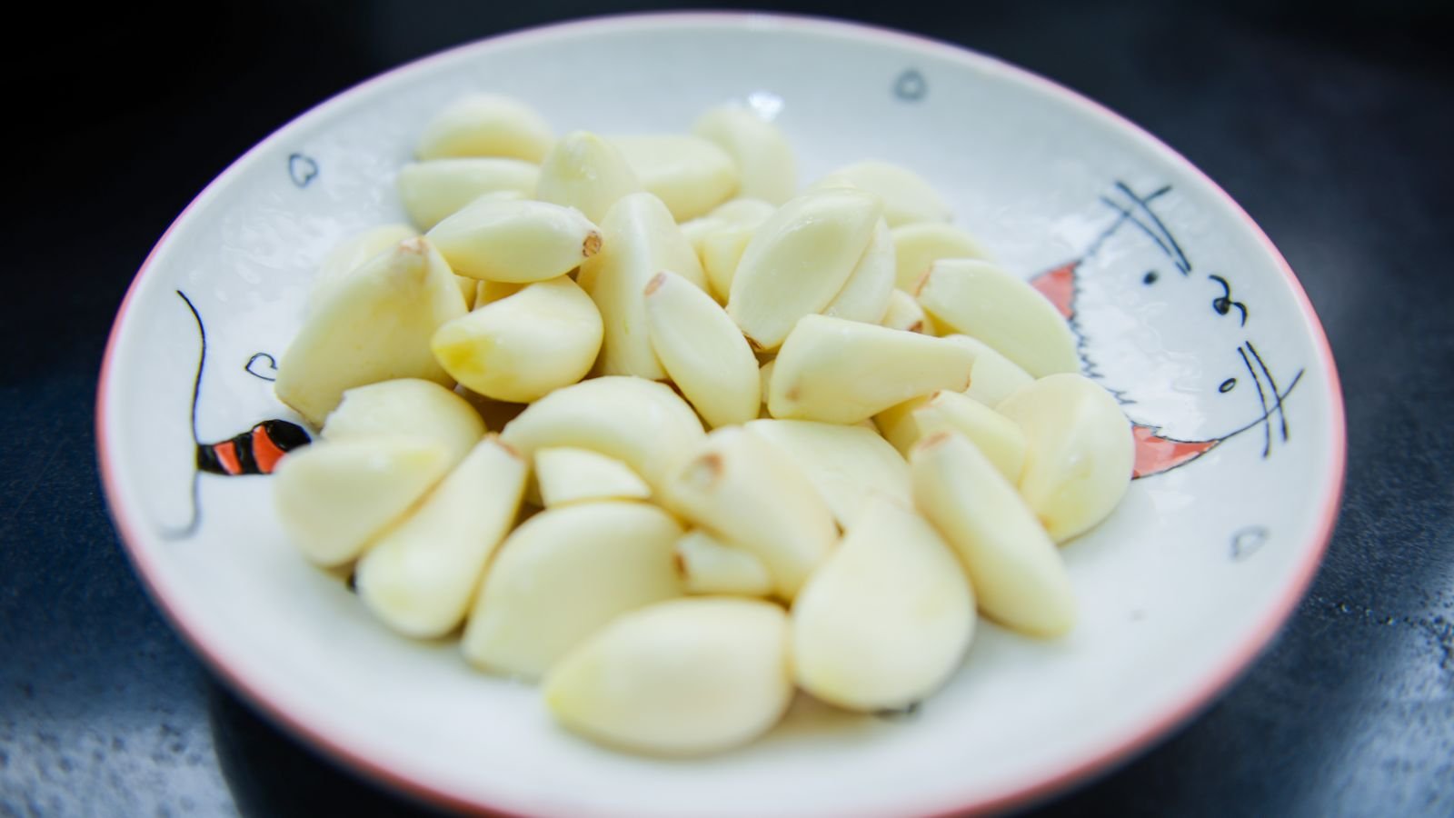 Ajo sobre un plato de cerámica blanca