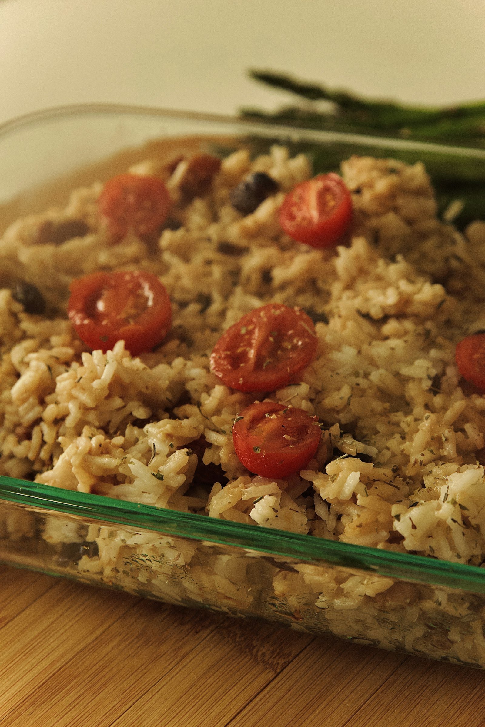 Arroz con tomates cherry en una bandeja