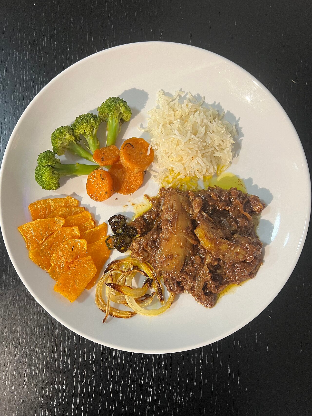 Plato de muslos de pollo con calabaza, boniato, brócoli y arroz