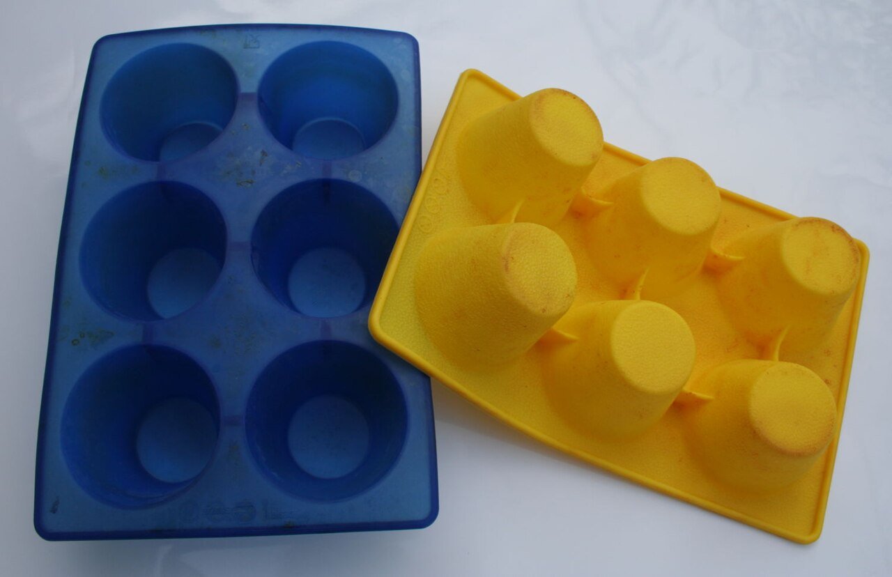 Moldes de silicona azul y amarillo (foto de archivo)