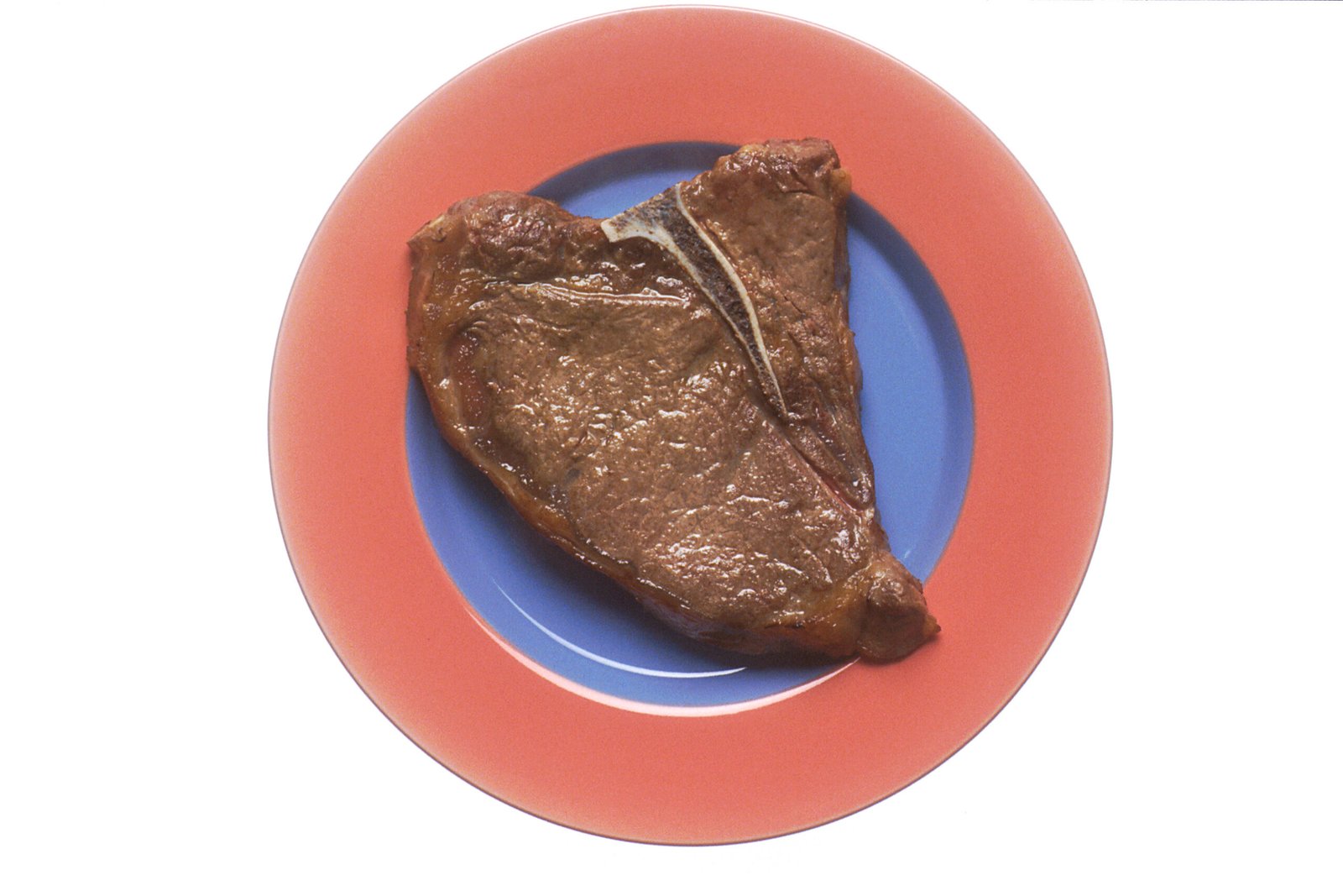 Filete de T-bone cocinado y cortado, servido en un plato (foto de archivo)