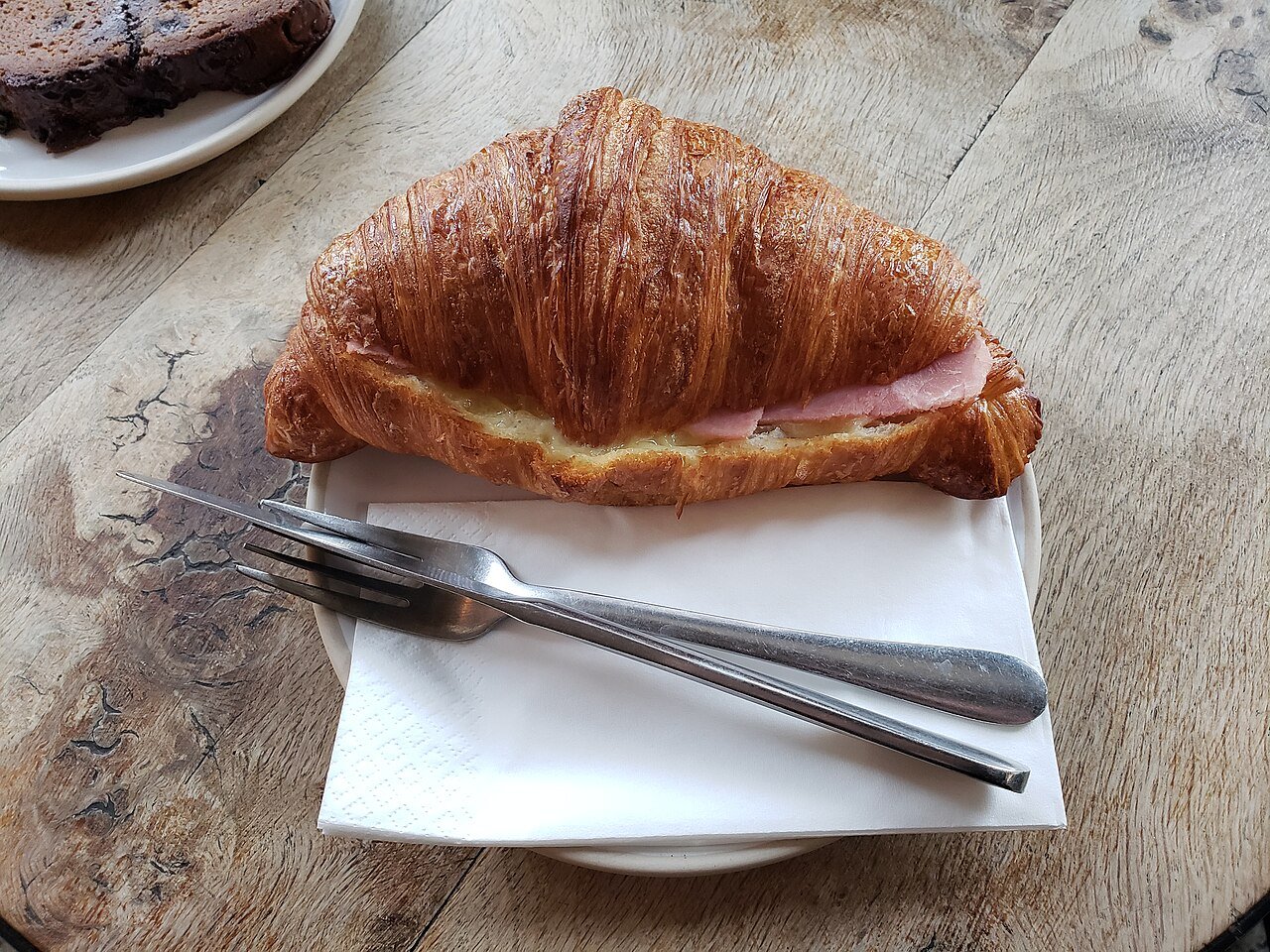 Croissant de jamón y queso