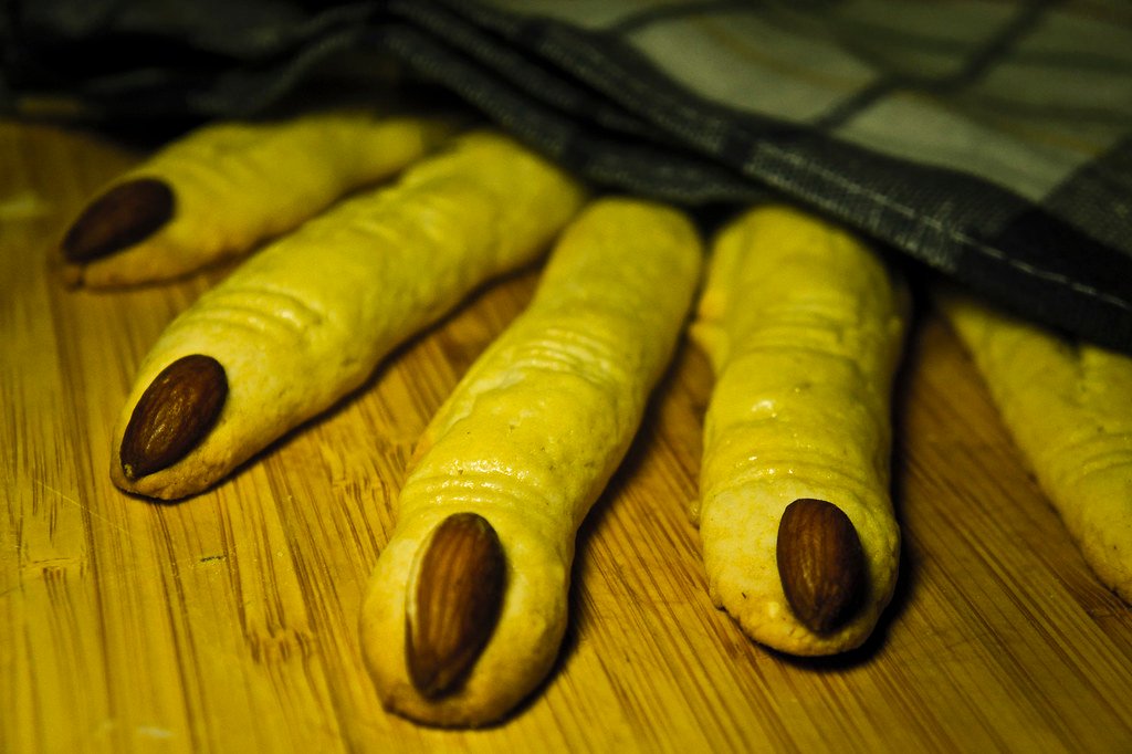 Galletas dedos de bruja con almendra como uña (foto de archivo)