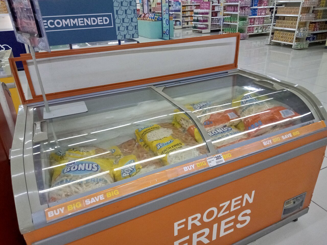 Congelador de supermercado con un cartel de patatas fritas congeladas