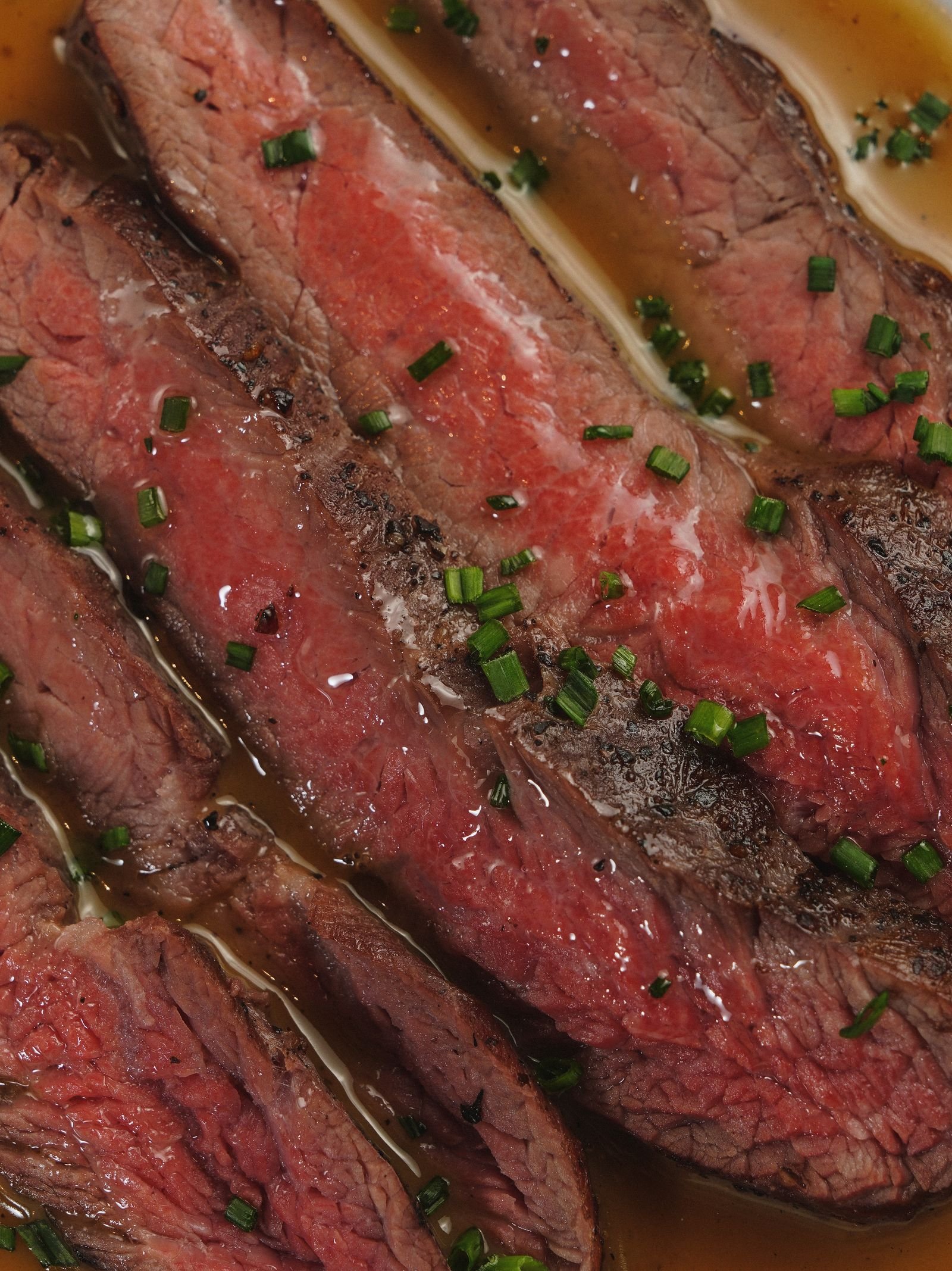 Entrecot de ternera cortado al punto, con la carne rosada y jugosa