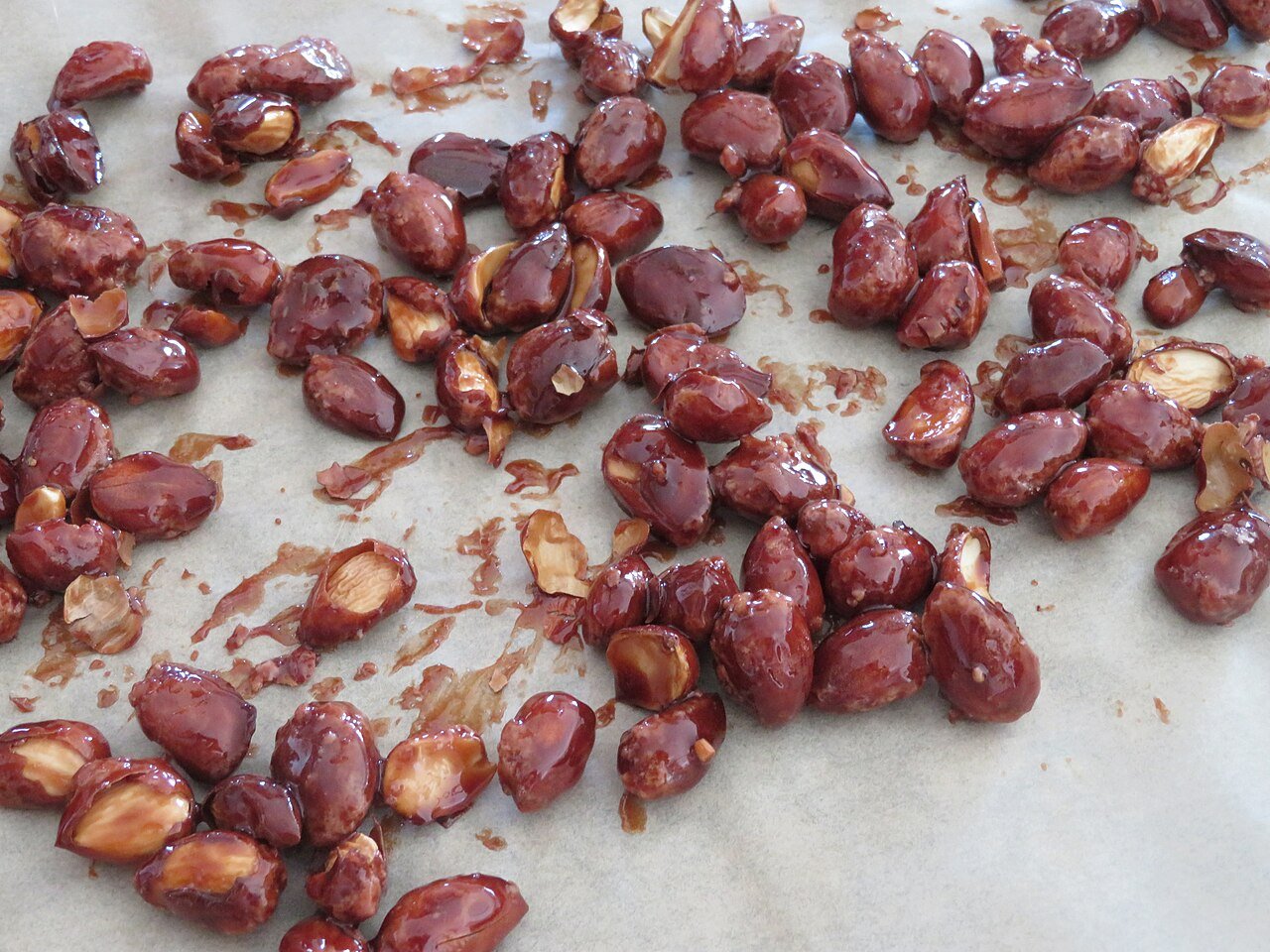 Almendras garrapiñadas caseras en un plato