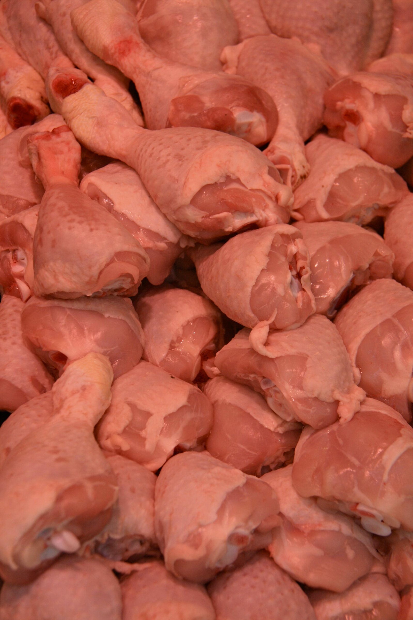 Muslos de pollo crudos listos para cocinar