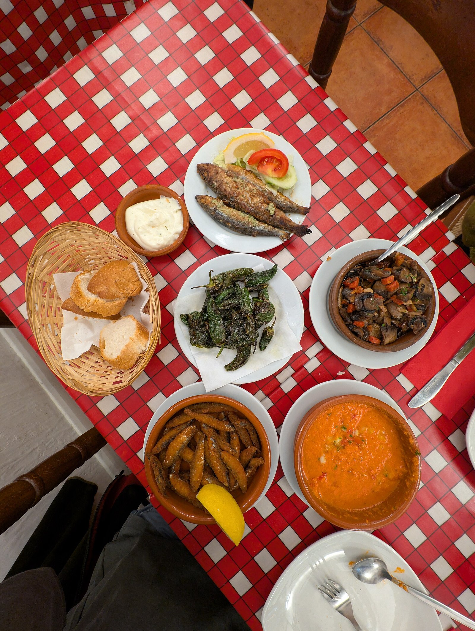 Mesa con tapas y aperitivos variados
