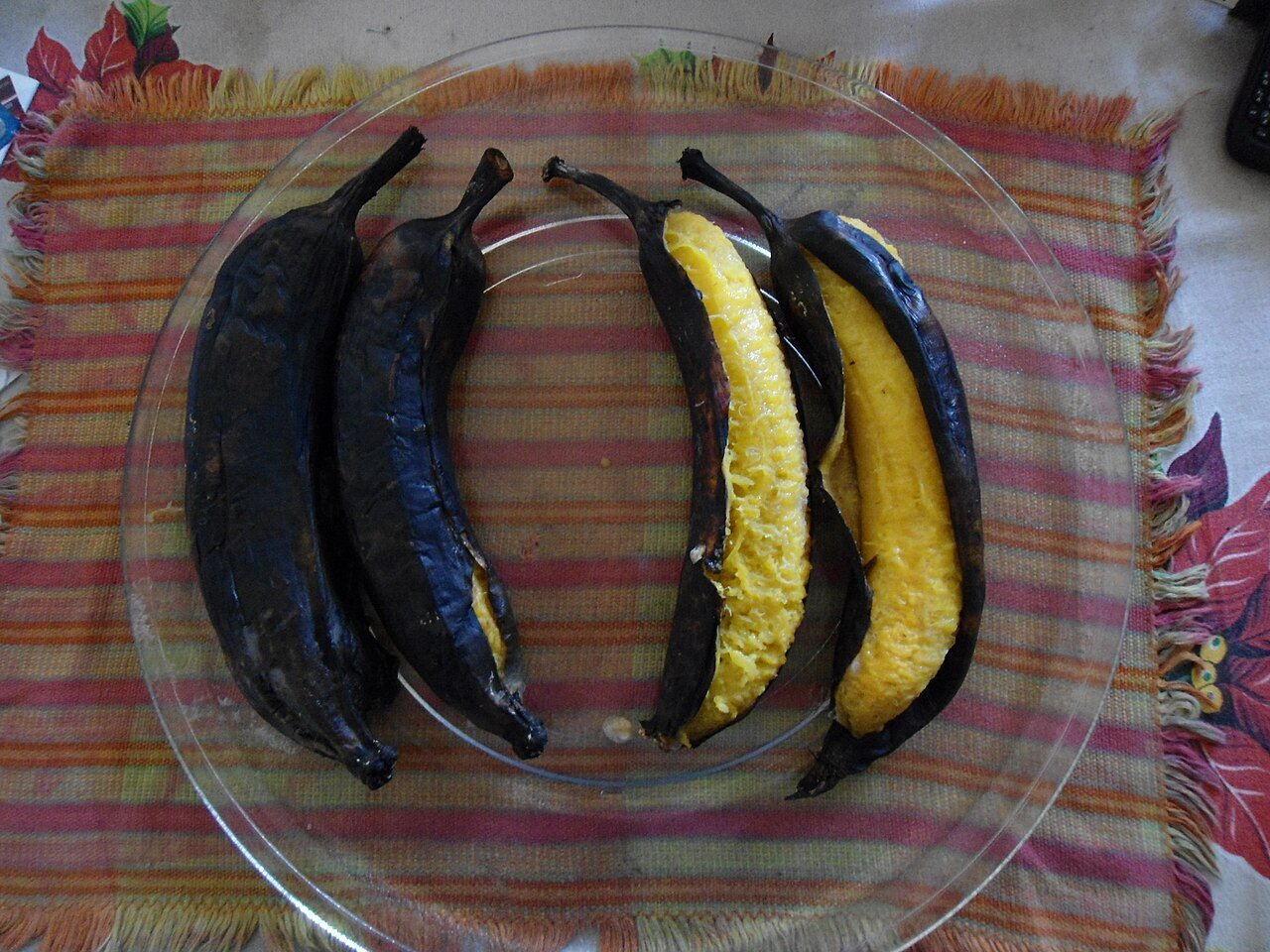 Plátanos asados con la piel oscura