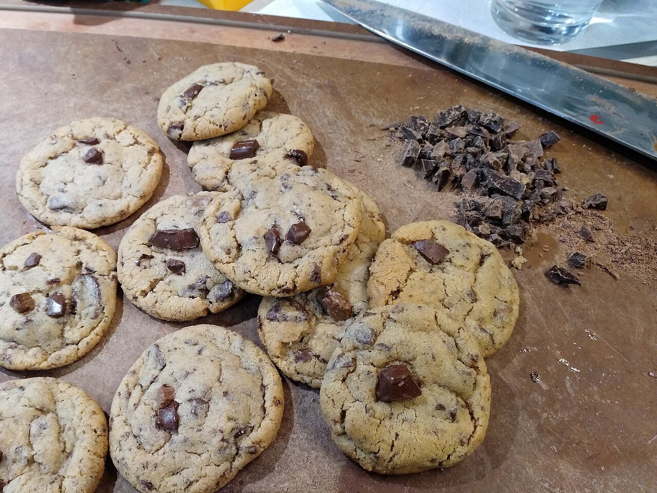 Galletas con pepitas de chocolate sobre una tabla de cortar