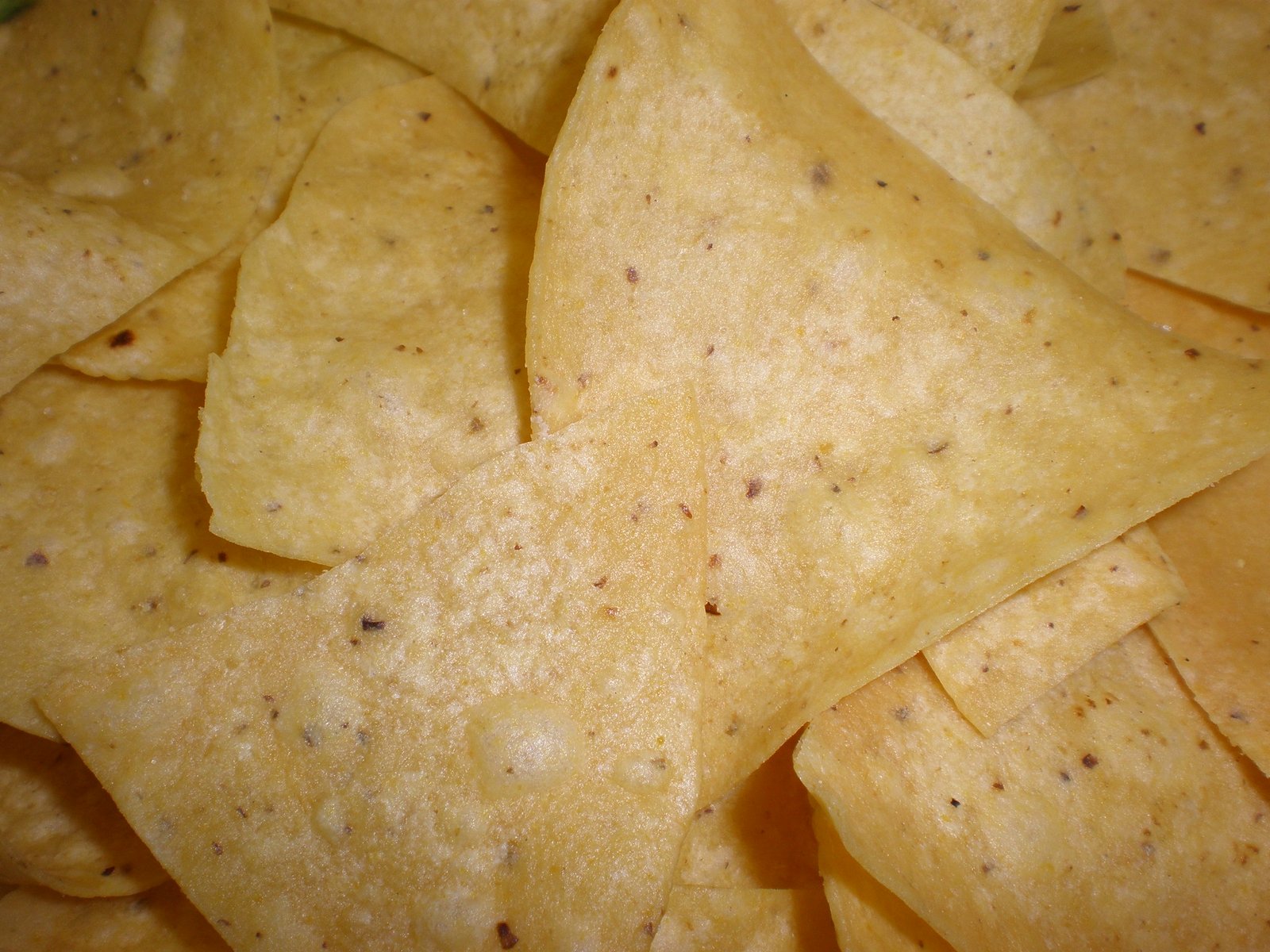 Totopos de maíz, triángulos de tortilla dorados (foto de archivo)
